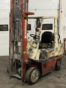lot 7 image: Nissan LP-Gas Forklift