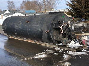 lot 41 image: Seal-Coat Tank On Steel Platform With Hydraulic Pump & Gas Engine