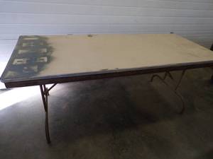 lot 22 image: 6 Folding Table