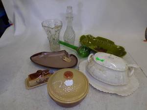 lot 49 image: Vintage oven ware and glass ware