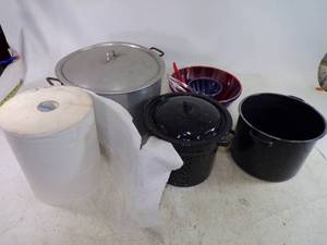 lot 73 image: Soup Pot, Vegetable Blancher and Roll of Towels
