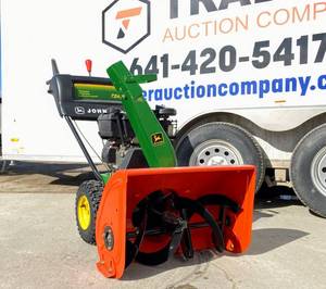 lot 4 image: 2000 John Deere 724D Snowblower