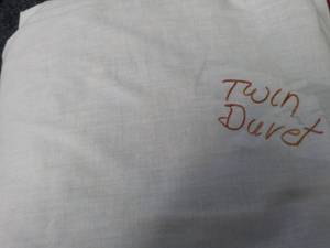 lot 19 image: Twin Size Duvet Cover and Pillow Ca...