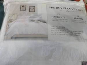 lot 33 image: 3 Pc King Size Duvet Cover Set...