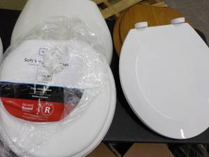 lot 116 image: Lot of 4 Toilet Seats...