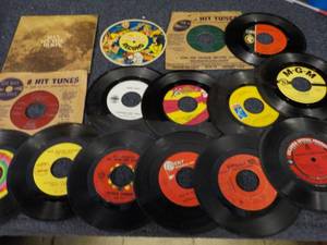 lot 190 image: Collection of 45s...