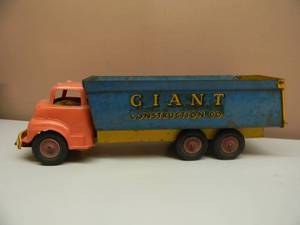 lot 21 image: VINTAGE 1940s-50s Wyandotte Giant Construction Co Pressed Steel 19 Dump Truck - VERY COOL - SEE PICTURES