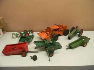 lot 29 image: BOX OF STRUCTO, ERTL & MORE TRACTORS IN VARIOUS CONDITIONS - SEE PICTURES
