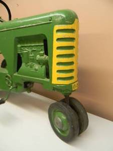 lot 30 image: VINTAGE 1950s ESKA OLIVER MODEL 880 DIESEL PEDAL TRACTOR - RARE AWESOME PIECE - SEE PICTURES