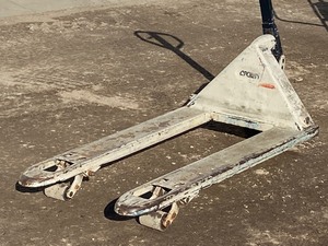 lot 14 image: Crown Pallet Jack