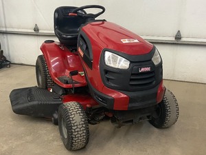 lot 5 image: Craftsman YT-3000 Lawn Tractor