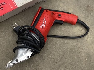 lot 27 image: Milwaukee Metal Shear