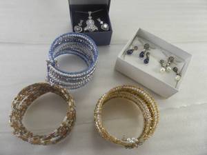 lot 85 image: Brand New Womens 11 Piece Earrings, Pendants & Bracelet Jewelry Lot