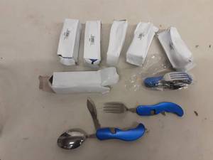 lot 23 image: 6-Folding Utensils (4 Blue,2 Red)