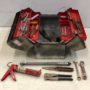 lot 31 image: Wards PowrKraft Steel Toolbox With Contents