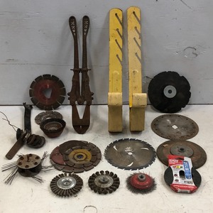 lot 40 image: Assorted Saw Blades, Wire Wheels, Bolt Cutters, Etc