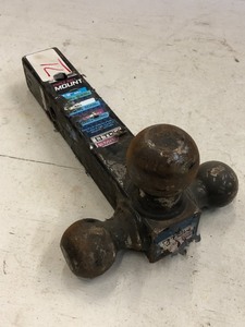 lot 71 image: Standard 2-Receiver With 3-Way Tow Balls