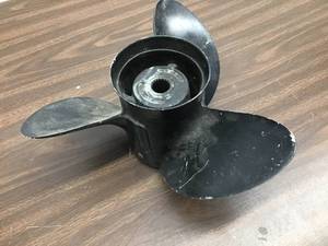 lot 22 image: Black boat Prop - 4.25 x 2