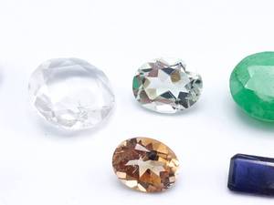 35 Carats Loose Gemstones Emerald, Labradorite, Amethyst, etc.