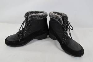 Short Black Boots Size 7.5 - Damaged Sole