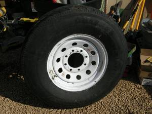 lot 27 image: Semi-Trailer Tire