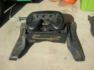 lot 24 image: Curt 20K 5th Wheel Trailer Hitch