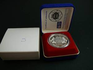 lot 38 image: 1 oz .999 Silver Hubert H Humphrey Metro Dome