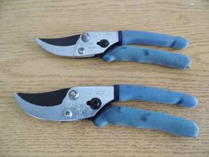 lot 12 image: 2 Pair Garden Cutters