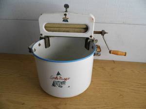 lot 24 image: Little Magic Hand Washing Machine