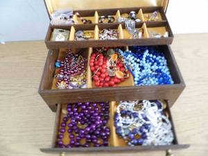lot 67 image: Jewelry Box wJewelry