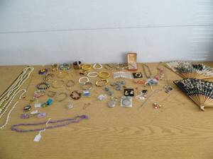 lot 68 image: Jewelry - Fans