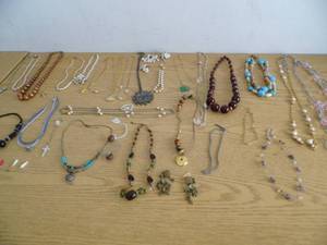 lot 69 image: Jewelry
