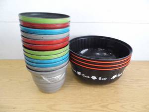 lot 99 image: 12 Flower Pots - 7 Treat Bowls