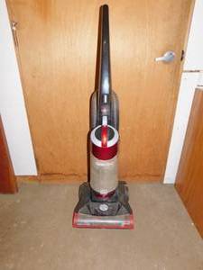 lot 40 image: Bissell Upright Vacuum