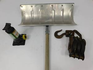 lot 61 image: Misc items
