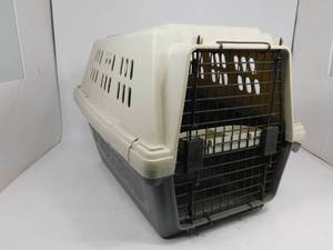 lot 99 image: Medium Pet Kennel
