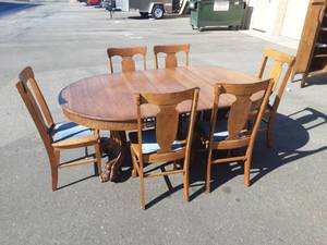 lot 1 image: Antique Oak Dining Set
