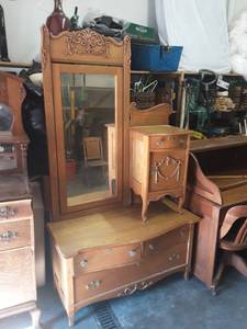 lot 6 image: Antique 3 Drawer Dresser With Swing Mirror 46x21x62