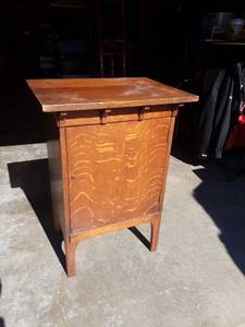 lot 8 image: Antique Oak Liquor WineBar Cabinet 22x16x31