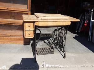 lot 9 image: Antique Singer Treadle Sewing Machine On Casters G6901527