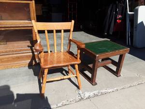 lot 11 image: Vintage Wood Bench & Childs Chair