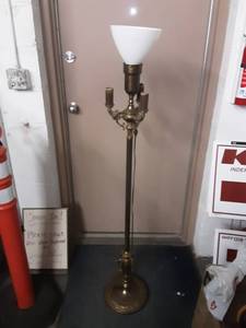 lot 22 image: Vintage Floor Lamp With Glass Globe