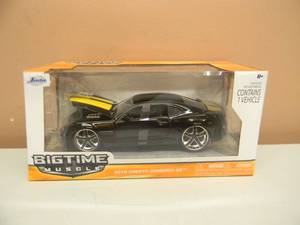 lot 32 image: BIG TIME MUSCLE 124 SCALE 2010 CHEVY CAMARO SS - NEW IN BOX - SEE PICTURES