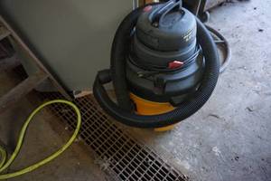 lot 10 image: Shop Vac 6.5 hp Vacuum