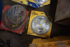 lot 33 image: Large Lot of Assorted Saw Blades