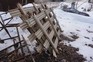 lot 67 image: Metal Trailer StakesFencing