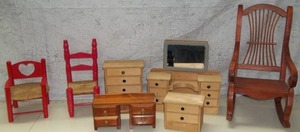 lot 115 image: Doll Furniture