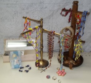lot 123 image: Assorted Jewelry