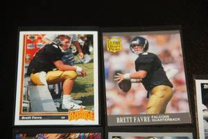 Brett Favre Football Card Lot With Two Rookie s  5 Cards