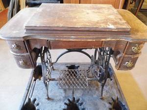 Sewing Machine w Cabinet